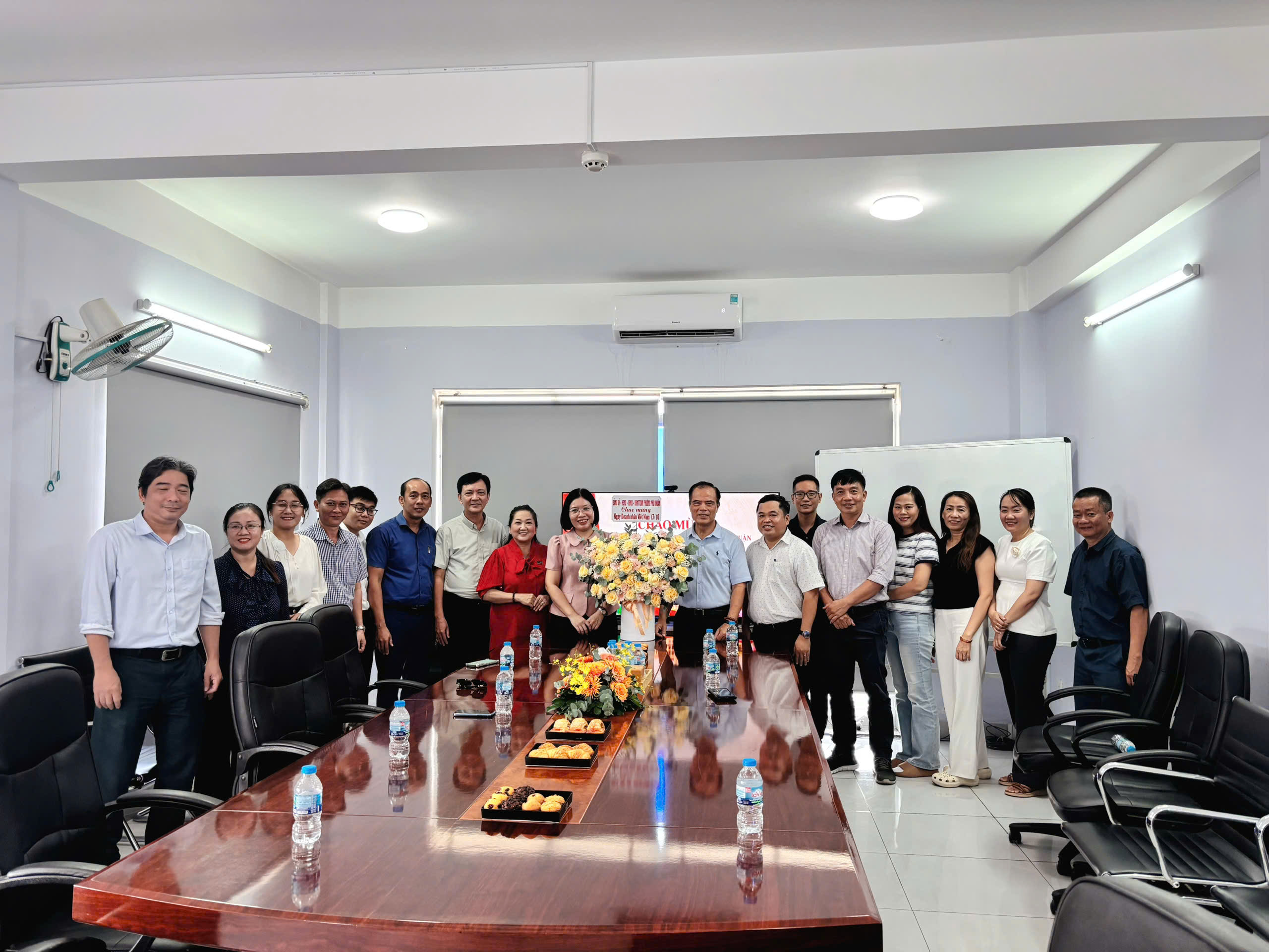Thien Tu Welcomes District Representatives on Vietnamese Entrepreneurs’ Day