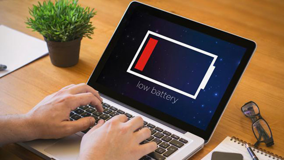 Tránh để laptop sập nguồn do cạn pin